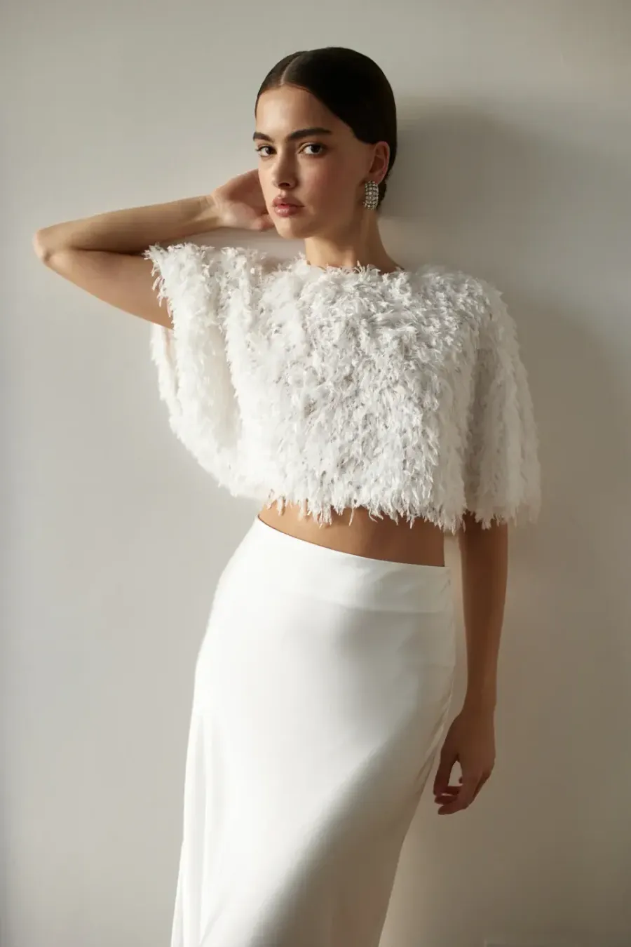 Короткая накидка из перьев Fluffy Cape — кадр 2