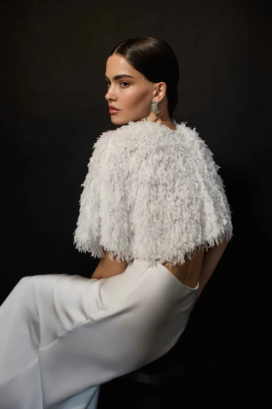Короткая накидка из перьев Fluffy Cape — кадр 6