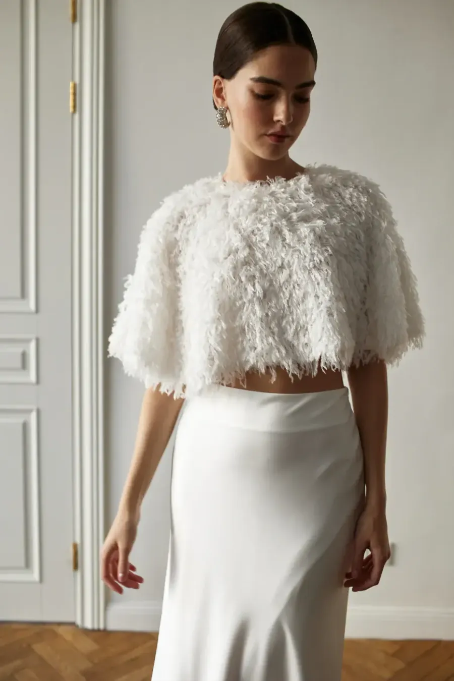 Короткая накидка из перьев Fluffy Cape — кадр 4