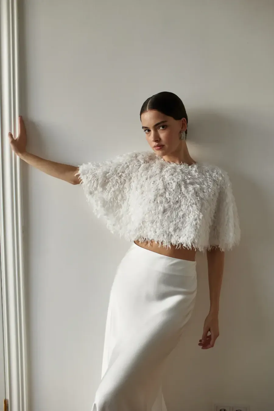 Короткая накидка из перьев Fluffy Cape — кадр 3